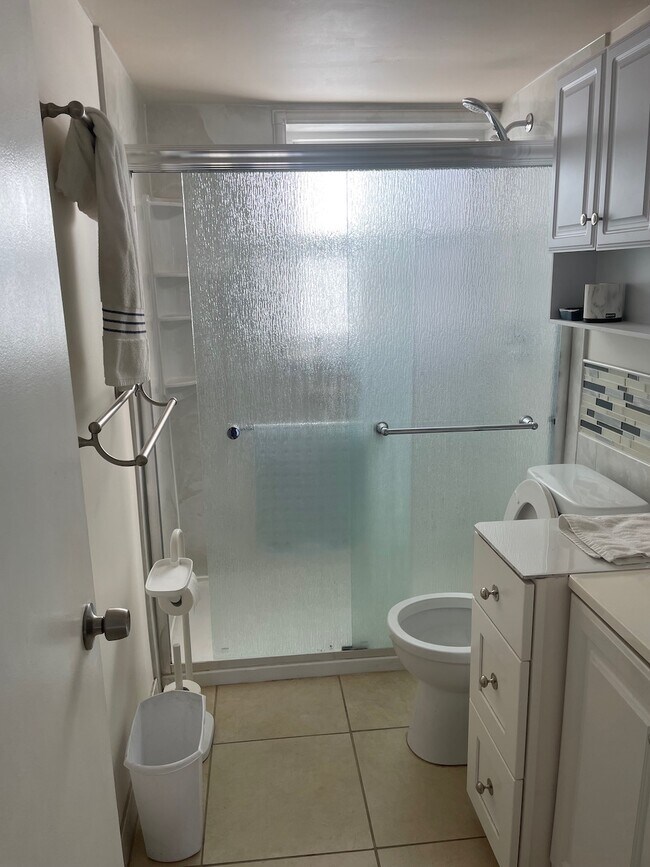 Building Photo - 9 N Birch Rd