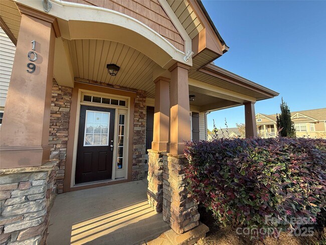 Building Photo - 109 Community Park Ln