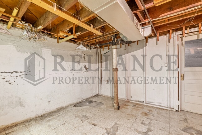 Building Photo - 636 S Clifton Ave