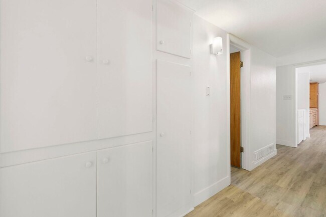 Building Photo - Reburbished 3bd/2ba, 2,275 sq ft home in Coconino Estates close to Hospital, park, downtown Flags...