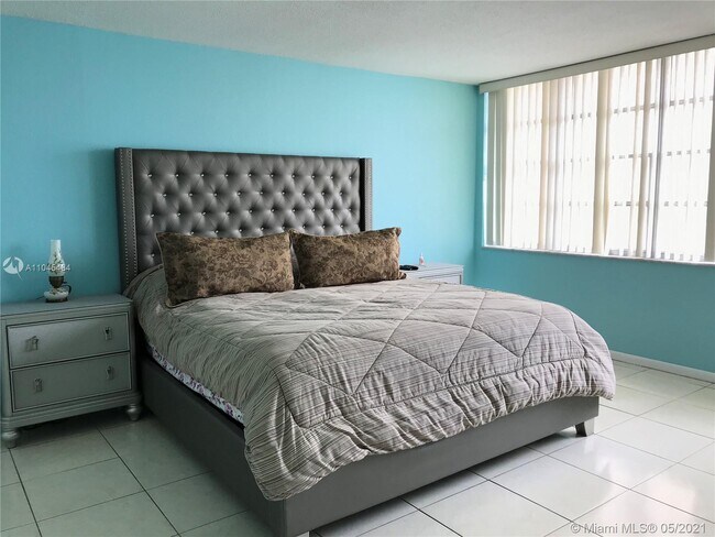 Building Photo - 1817 S Ocean Dr