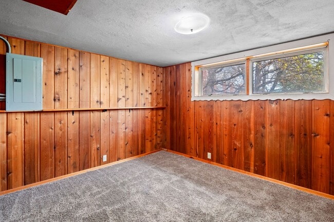 Building Photo - 4+ bed 2 bath available center of campus v...