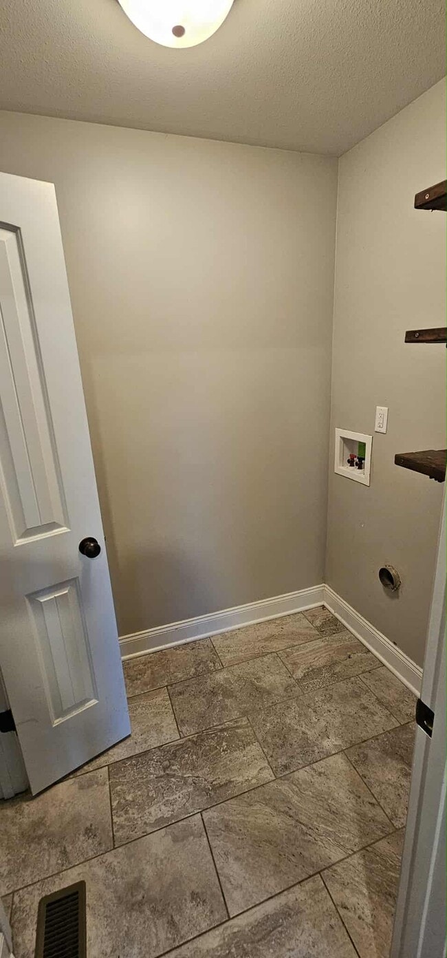 Building Photo - 708 Banister Dr