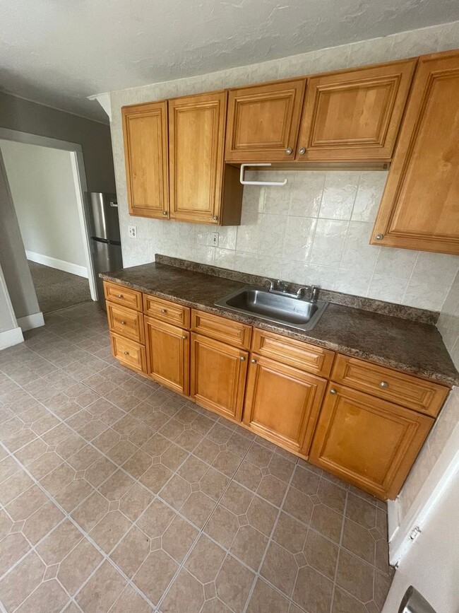 Building Photo - Large 2 bed unit right next to the Commute...