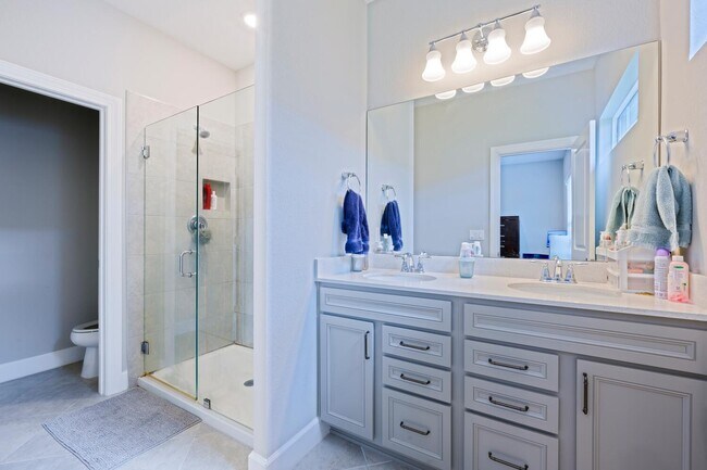 Building Photo - 1832 SE Roxy Way