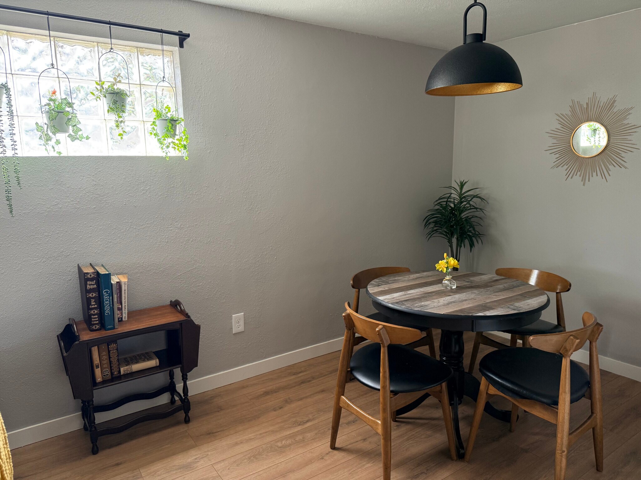 Dining area - 130 S Hibbert