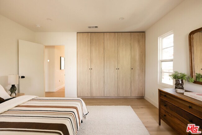 Building Photo - 1020 Manzanita St