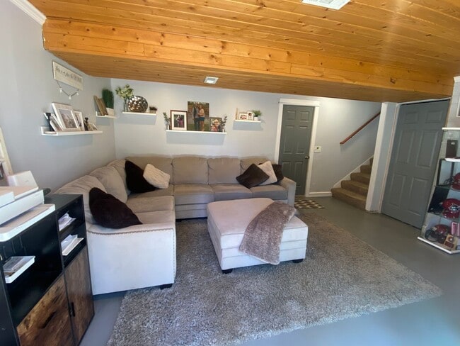 Building Photo - Beautifully Maintained 3 Bedroom 2 Bath Home with Garage and Fenced Yard! Pets Welcome!