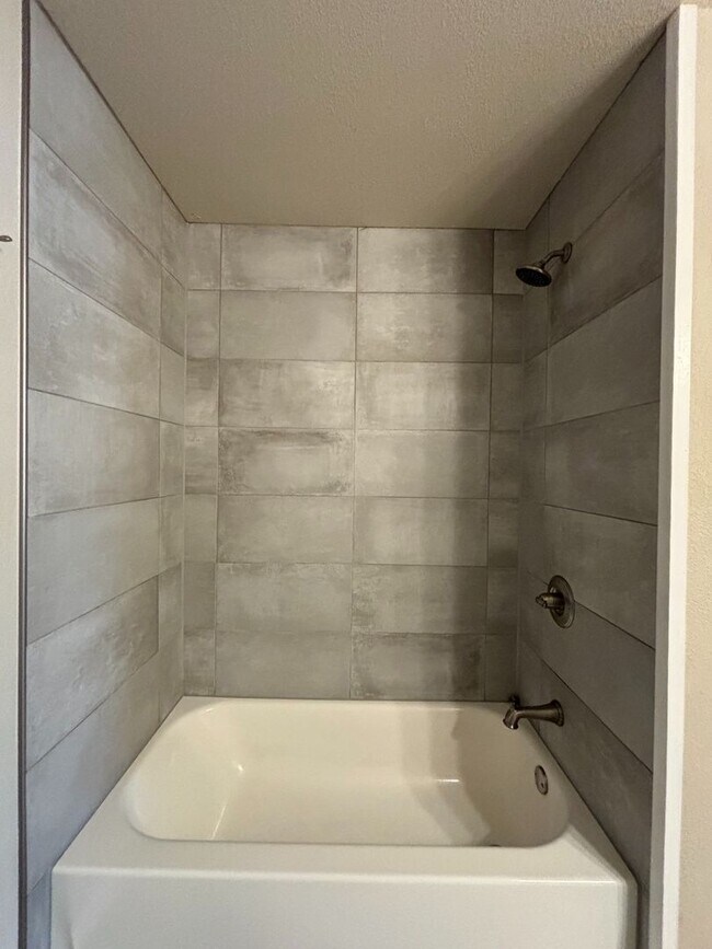 Building Photo - Large 4-bedroom, 2-bathroom home