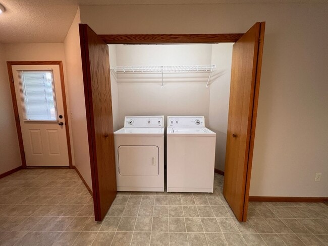 Building Photo - Great Single Level 2 Bedroom Townhome