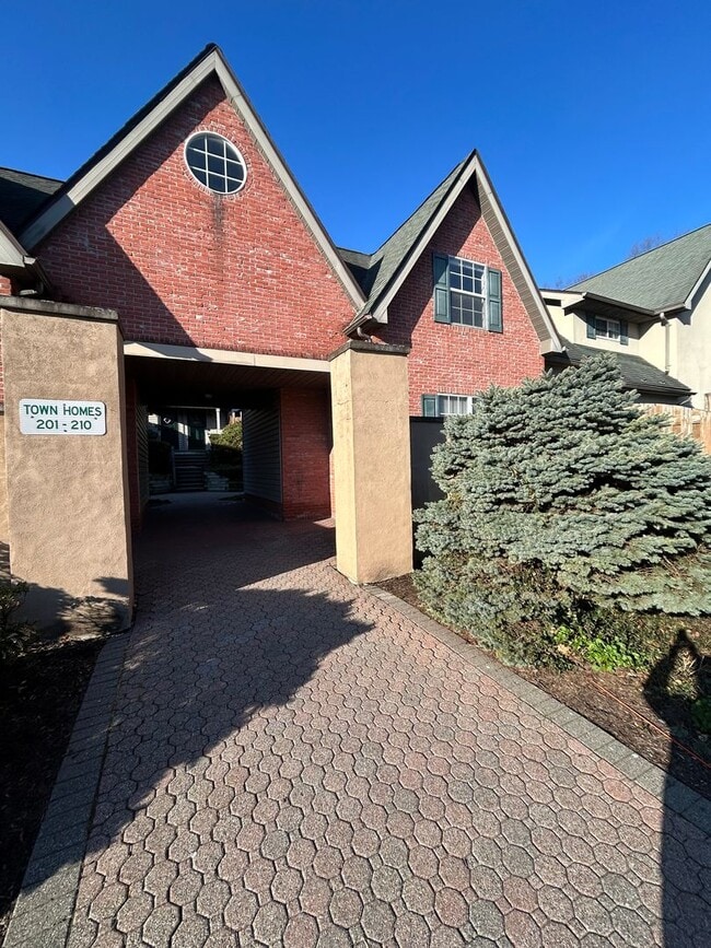 Building Photo - Delightful Town House Three-bedroom, Two-bathroom with a Large Bonus Room in East Stroudsburg