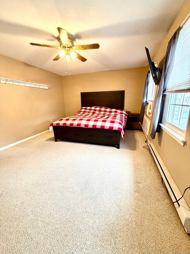 Building Photo - 38 Surrey Ln