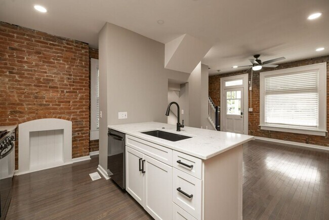 Building Photo - 162-164 E 11th Ave