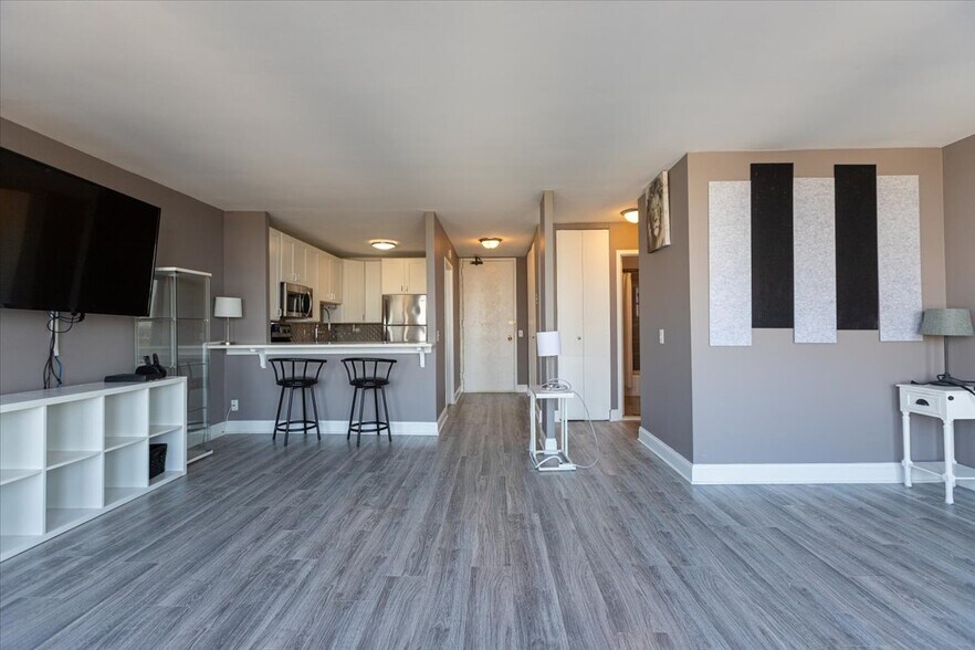 Building Photo - 5455 N Sheridan Rd