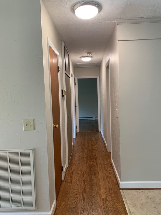 Building Photo - 924 McBryde Ln