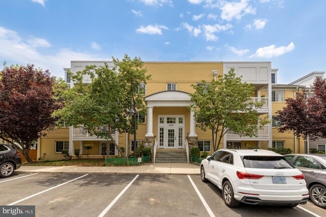 Building Photo - 4067 S Four Mile Run Dr
