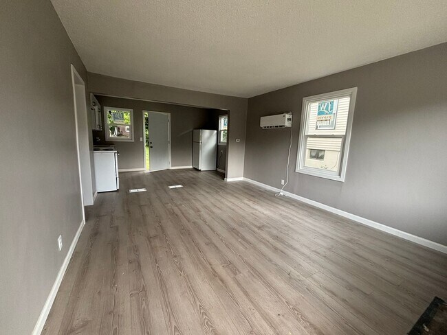 Building Photo - 4 Bed 2 Bath Home with Garage Near Swope PKWY Available NOW!