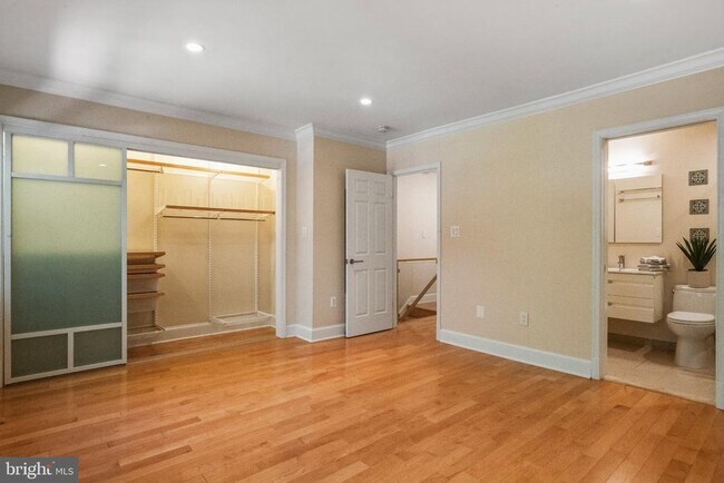 Building Photo - 3217 Sutton Pl NW