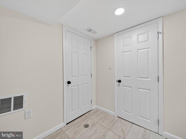 Building Photo - 10506 Lorain Ave