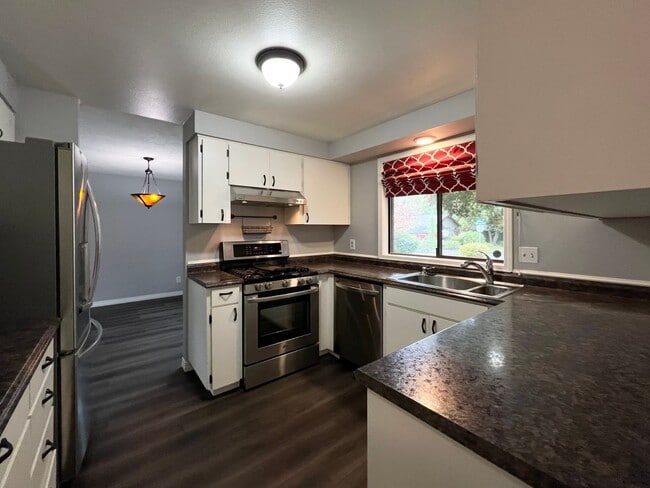 Building Photo - Charming 3-Bed, 2-Bath Retreat!