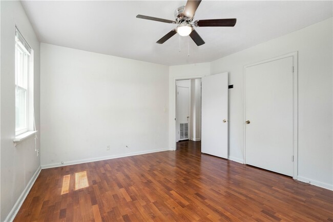 Building Photo - 1551 N Stephens Ave