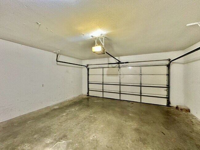 Building Photo - 604 Drake St