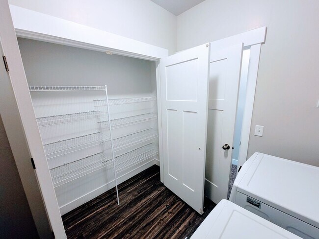 Building Photo - Gorgeous Modern Home!