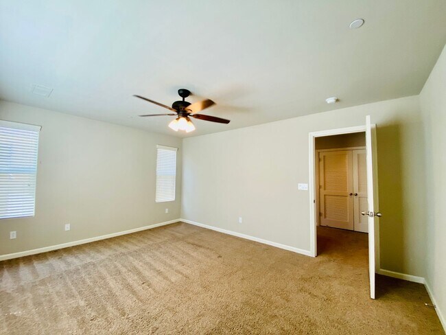 Building Photo - $2,250 DeWolf & Barstow, 3 Bedroom - Joy Dr, Clovis / Community Pool