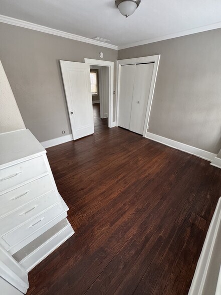 Building Photo - 721 Thomson St