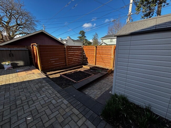 Building Photo - Charming duplex-style house in the heart of Green Lake and Tangletown