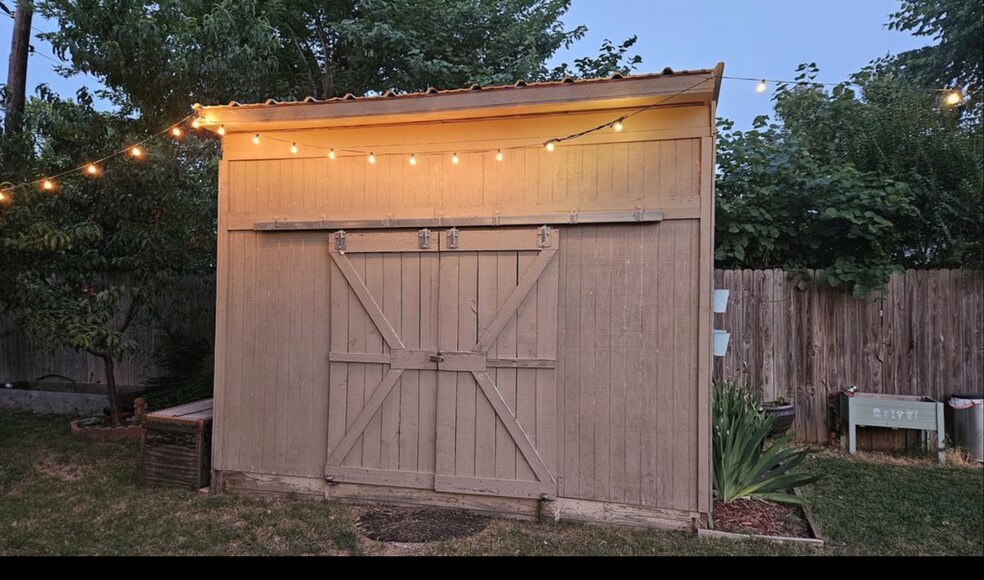 Building Photo - 1615 Camelot Dr