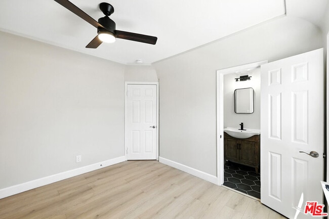Building Photo - 8853 S Halldale Ave