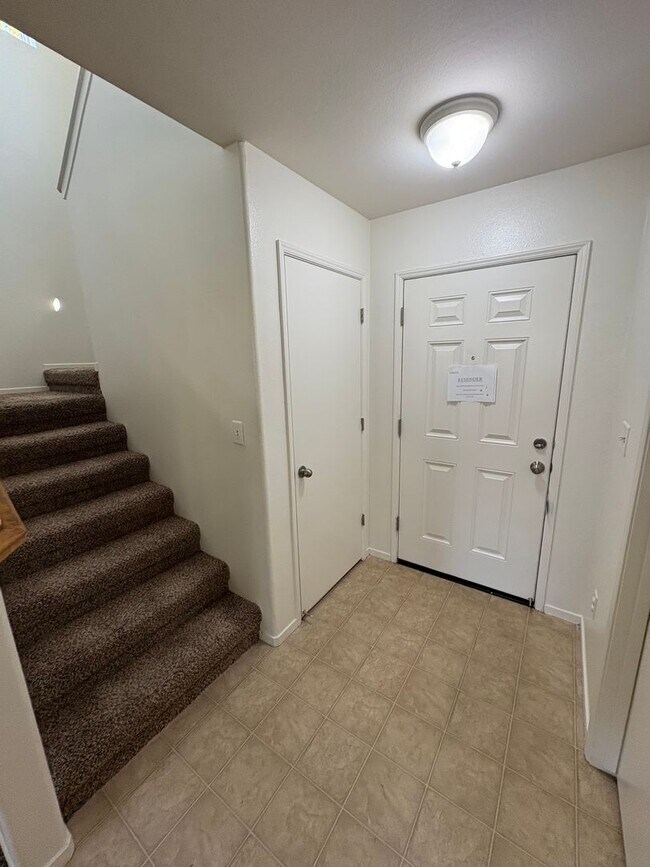 Building Photo - Beautiful home Ready to move in.