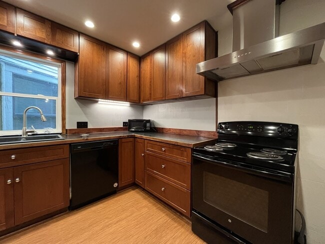 Building Photo - Large NW Portland Home Near Shops & Restaurants with Finished Basement & Bay Windows