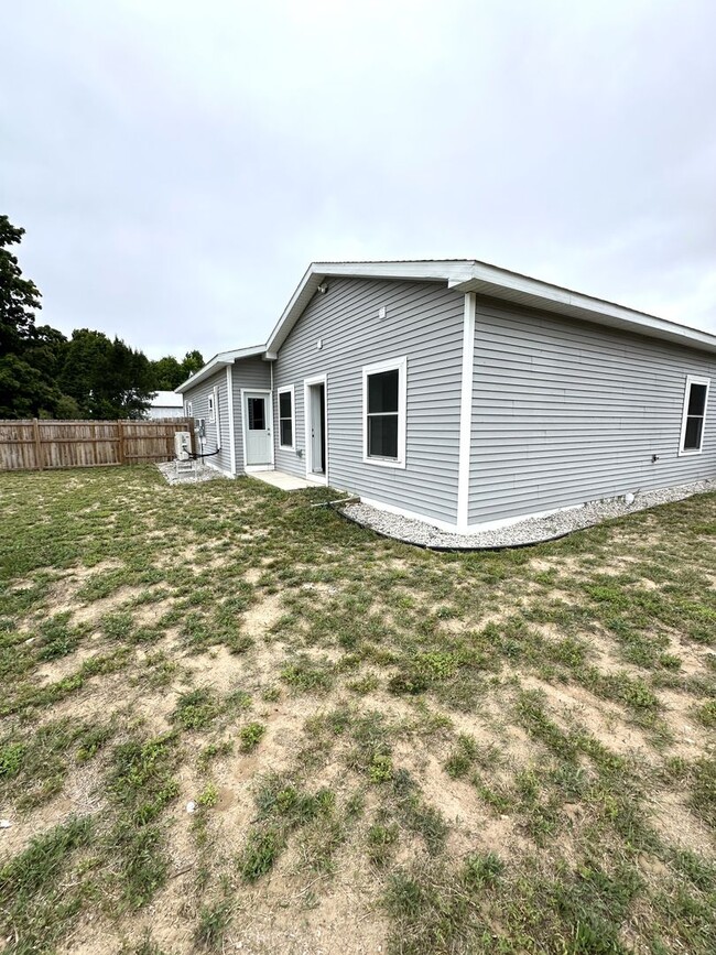 Building Photo - Quiet Modern Duplex on E. Bingham Rd