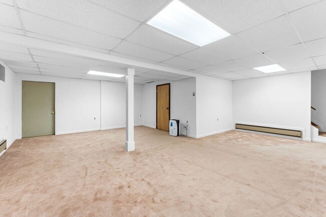 Building Photo - "Charming 4-Bedroom Retreat with Sun Room Scenic Views