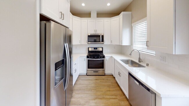 Building Photo - 4BD/2BA, Private Yard!!