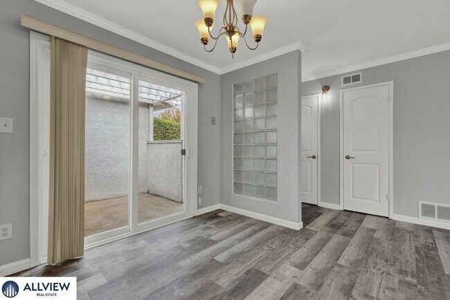 Building Photo - Charming & Light-Filled 3 Bed/2 Bath Home ...