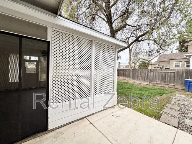 Building Photo - 354 E 21st St