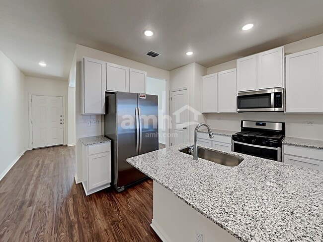 Building Photo - 211 Pebble Creek Run