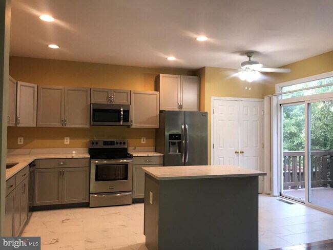 Building Photo - 15707 Palermo Terrace