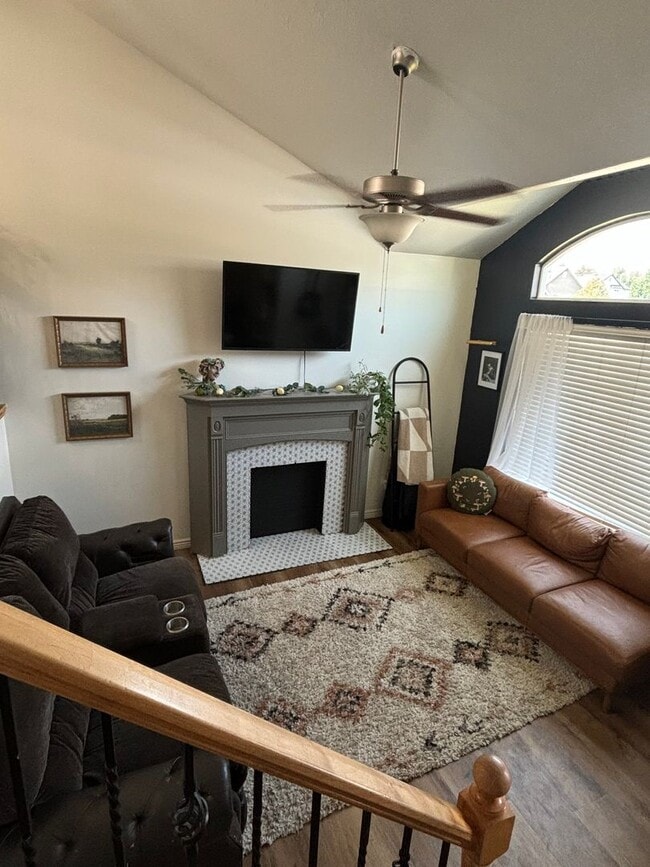 Building Photo - Spacious 5-Bedroom Haven with 3 Full Baths...