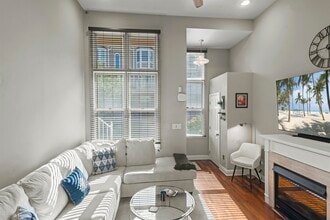 Building Photo - 292 Roslyn Ct