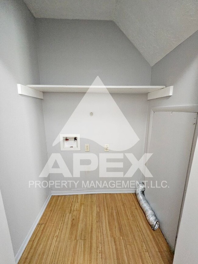 Building Photo - Convenient 2 Bd-1.5 Townhouse in WEST KNOX...