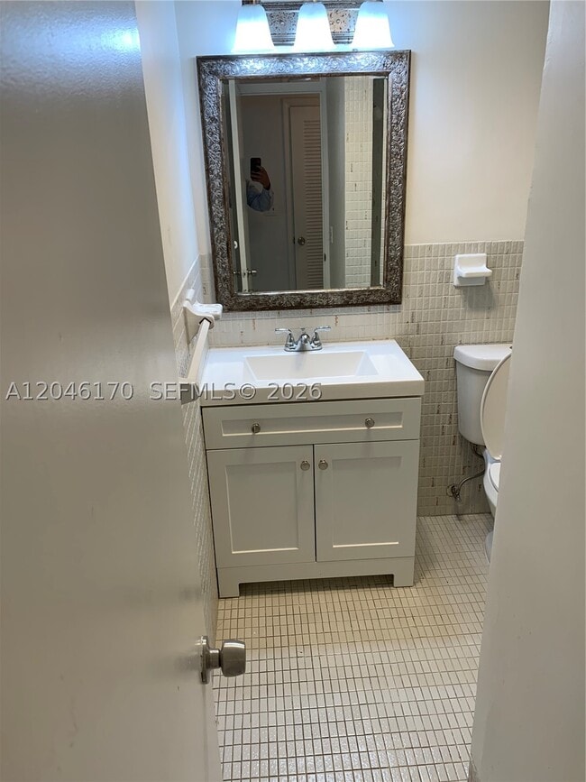 Building Photo - 2861 Leonard Dr