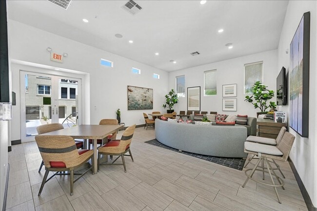 Building Photo - 2555 Hampton Rd