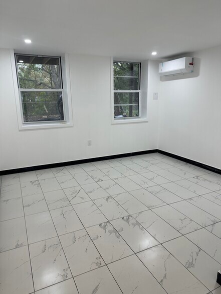 Building Photo - 552 Congress St