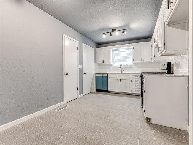 Building Photo - 14008 Gateway Dr