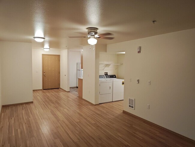 Building Photo - 3 bedroom 1 bath - Elevator and Balcony!  Washer/Dryer in unit!