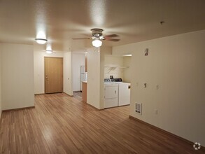 Building Photo - 3 bedroom 1 bath - Elevators! Garage! Was...